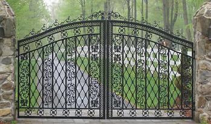 Arched estate gate by 1st Choice Metal Works
